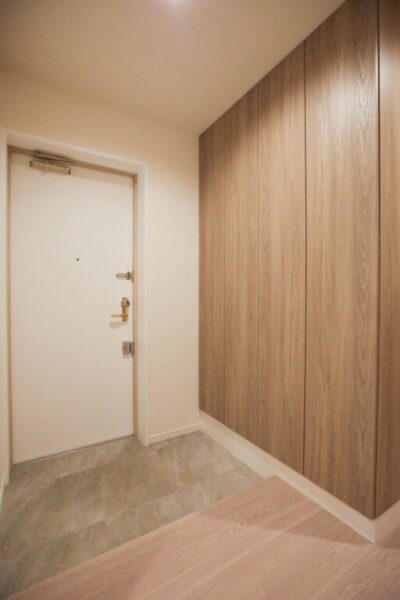 【玄関】玄関は落ち着いた雰囲気です。高さのあるウッディなシューズクローゼットが設置されており、たっぷりのシューズが収納できます。