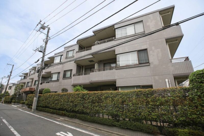 【外観】緑と閑静な住宅街に溶け込む、グレージュタイル張りの雁行型で、重厚感と品格を備えた外観です。1997年1月築、清水建設/長谷工コーポレーション施工、朝日建物旧分譲の地下1階地上3階建、総戸数37戸の低層レジデンスです。JR山手線「目白」駅が利用可能で、池袋・新宿・東京方面へダイレクトアクセスが可能で、山手線沿線ならではの高い利便性を享受できます。都心主要エリアへ軽快に移動でき、通勤・通学にも便利な立地です。目白通り周辺には生活利便施設が充実しています。緑豊かな学習院大学のキャンパスも近く、落ち着いた文教エリアの雰囲気が広がります。