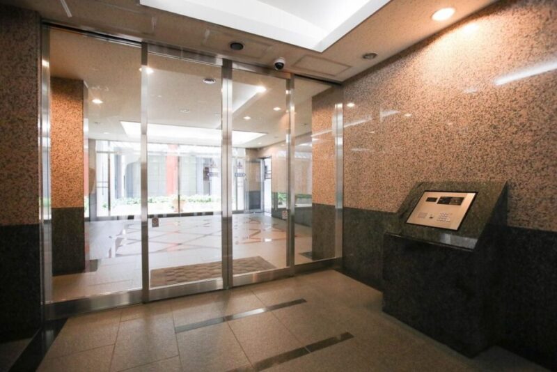 【エントランス】オートロックを備え、防犯面にも配慮されています。宅配ボックス付きで、不在時の荷物受け取りも安心です。