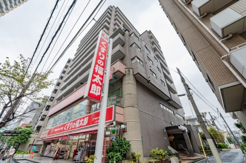 【外観】都市型マンションならではの存在感のあるブラウンタイル張りの端正な外観。1991年11月築、住友建設施工、積水ハウス旧分譲の地下2階付13階建、総戸数54戸のレジデンス。徒歩圏内に複数駅が点在する交通環境が魅力です。東武東上線「北池袋」駅、都営三田線「西巣鴨」駅、JR埼京線「板橋」駅を利用でき、通勤・通学から休日のお出かけまで軽快にサポートします。1階にはドラッグストア、周辺には「業務スーパー上池袋店」や「ビッグ・エー豊島上池袋店」など、日々の買い物に便利な店舗が点在。食品や日用品を身近でそろえやすく、暮らしを支える生活環境が整っています。「豊島中央病院」などの医療施設が周辺にあり、いざというときにも心強い環境です。公園や保育施設、教育施設も身近にそろい、幅広い世代が暮らしやすい住環境が整っています。都市の活気と暮らしやすさが調和する「上池袋」エリア。池袋の大型商業施設を生活圏に収めながら、日々の暮らしを快適に楽しめます。