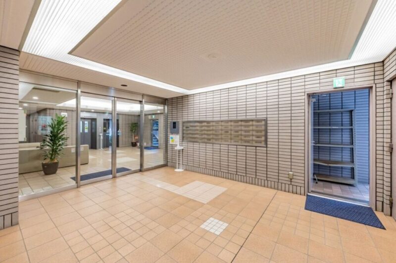 【エントランス】日々の帰宅時に安らぎを感じられる、マンションの顔にふさわしい落ち着いた佇まいです。オートロックに加え、防犯カメラを設置。共用部の防犯に配慮された住まいです。宅配ボックスも備えており、外出中の荷物の受け取りにも便利です。