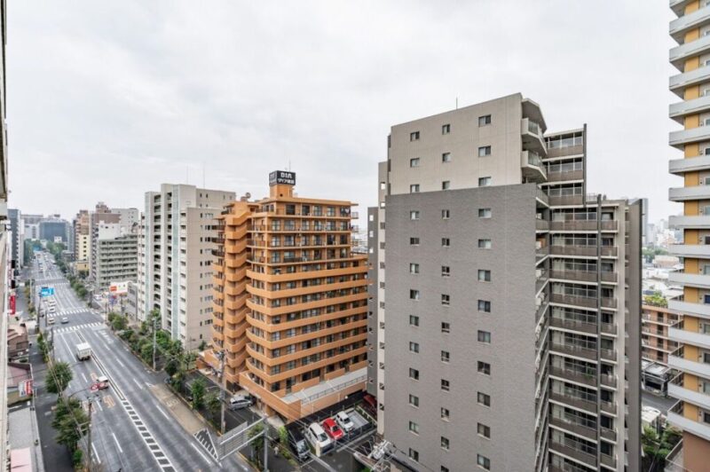 【住戸からの眺望】眼下は道路で開放感があり、前面の建物まで距離が保たれているので陽光も注ぎ、抜けもあり広い空も仰げる眺望です。