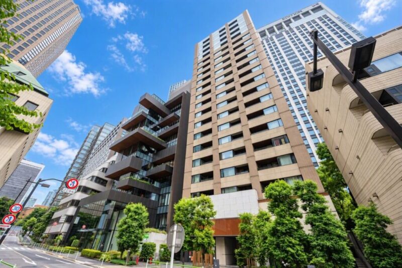 【外観】洗練された都市景観に調和する、上質感あふれる外観デザインが魅力です。虎ノ門エリアにふさわしい品格を備えたレジデンスです。2019年10月築、前田建設施工、野村不動産旧分譲の「プラウド」シリーズ。地下1階地上19階建、総戸数62戸のアーバンレジデンスです。最寄りの東京メトロ日比谷線「神谷町」駅至近の駅近立地。さらに、東京メトロ南北線「六本木一丁目」駅や「御成門」駅も徒歩圏内。複数路線を使い分けやすく、ビジネスにもプライベートにも快適なアクセス環境が整っています。スーパーマーケットも身近にあり、日々のお買い物に便利な環境です。「虎ノ門ヒルズ」周辺には多彩な飲食店や商業施設が集まり、外食や買い物を気軽に楽しめるロケーションです。都心での快適な暮らしを支えます。御成門学園（小中一貫校）　も徒歩10分で、「虎の門病院」や「東京慈恵会医科大学附属病院」などの医療機関も利用しやすいエリアです。都心の利便性に加え、日々の健康や暮らしの安心にも配慮できる住環境です。