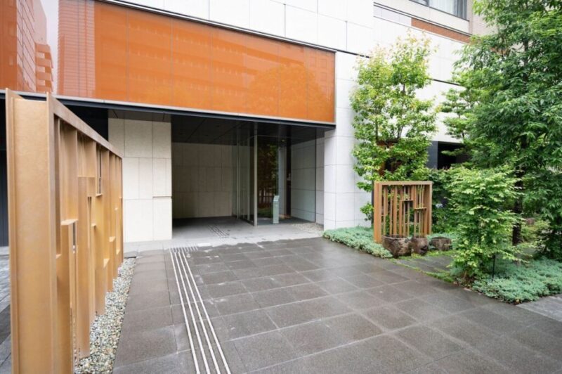 【エントランス】洗練された建築デザインと調和するエントランスが、住まいの第一印象を印象的に彩ります。都心の利便性を享受しながら、住まいに戻れば落ち着いた時間へと切り替えられる、そんな暮らしを演出します。都心での暮らしに欠かせないセキュリティ面にも配慮されたレジデンス。オートロックなどの設備により、居住者のプライバシーと安心感に配慮しています。さらに宅配ボックスも設置されており、不在時の荷物の受け取りにも便利。防犯性と日々の暮らしやすさを両立しています。