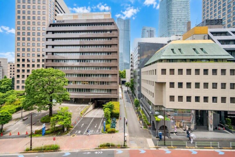 【住戸からの眺望】都会的な高層ビルが建ち並ぶ風景ながら、周辺は視線より高い建物も少なく広い空も仰げる開放感のある眺望です。ビルの合間から「麻布台ヒルズ」が覗かせています。