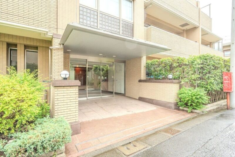 【エントランス】邸宅らしい落ち着きを感じさせるエントランスが印象的です。周囲の住宅街に馴染みながらも存在感があり、住まう方を静かに迎え入れる上質な設えとなっています。