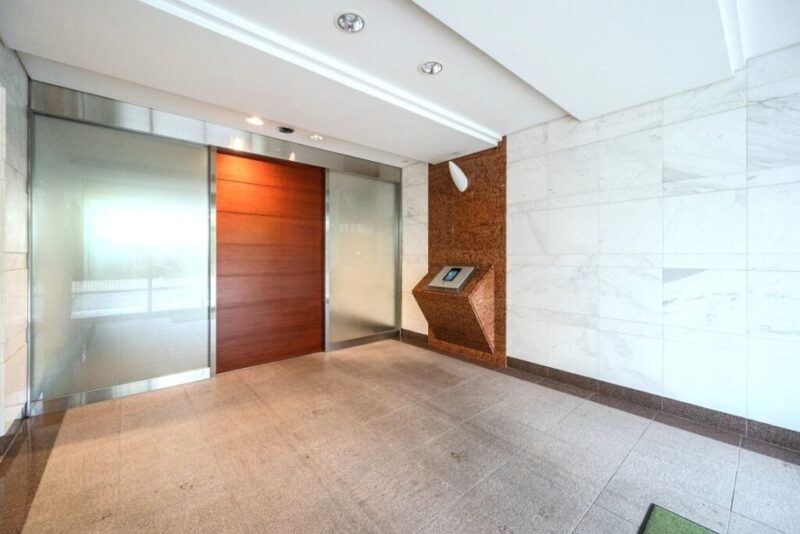 【エントランス】オートロックや防犯カメラ、TVモニター付インターホンなどを備え、日々の暮らしに安心感をもたらすセキュリティ環境です。宅配ボックスも備え、外出時の荷物の受け取りにも便利です。