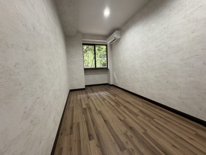 【洋室：約6.7帖】全居室南向きで、こちらは絵画のようなグリーンビューがあります。クローゼットを備え、シングルベッドとデスクのどちらも置ける広さがあるので、お子様のお部屋やワークスペース・書斎などに向いています。