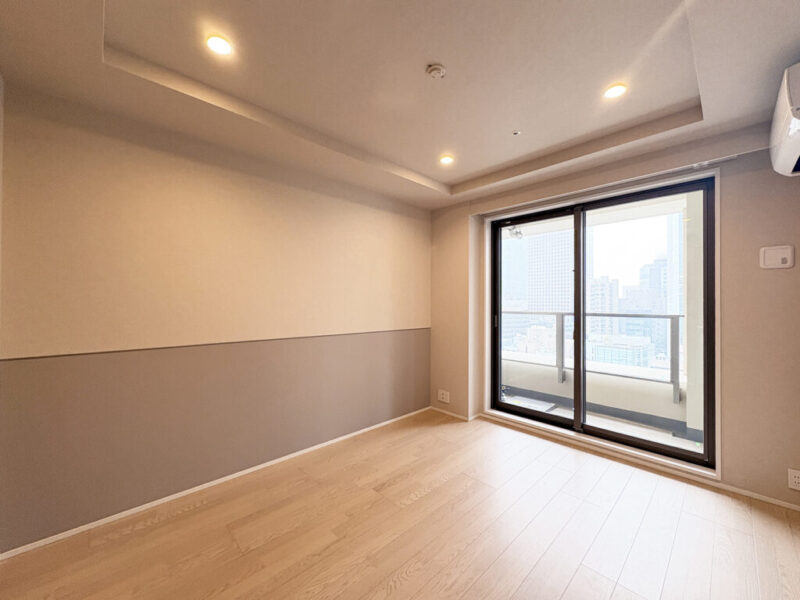 【洋室：約7.0帖】西向きの陽光が注ぎ、過ぎゆくときをゆったり感じられるお部屋です。間口が広く使い勝手の良いクローゼットを備え、大型ベッドが置ける広さで、主寝室におすすめです。
