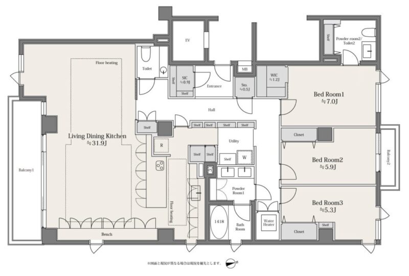 【間取り図】専有面積131.52㎡、バルコニー面積12.12㎡。床暖房付きの約31.9帖のリビングダイニングキッチンに、約1.2帖ウォークインクローゼット付きの約7.0帖、クローゼット付きの約5.9帖と約5.3帖の洋室があります。キッチン収納、洗面室にリネン庫、廊下に納戸や収納、玄関にシューズインクローゼットを備え、収納も豊富です。洗面室2か所、トイレが2か所あり、水回りにもゆとりがあります。陽当たり良好な3方開口のある住戸です。