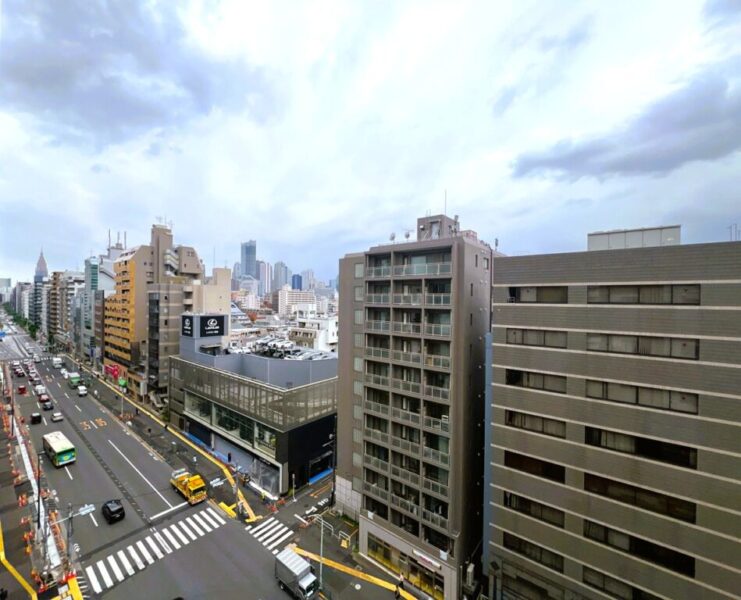 【住戸からの眺望】都会的な風景ながら、眼下は道路で前面の建物まで距離が保たれ抜け感もあり、陽光も注ぎ、広い空も仰げる眺望です。                                                                                                                                                                        