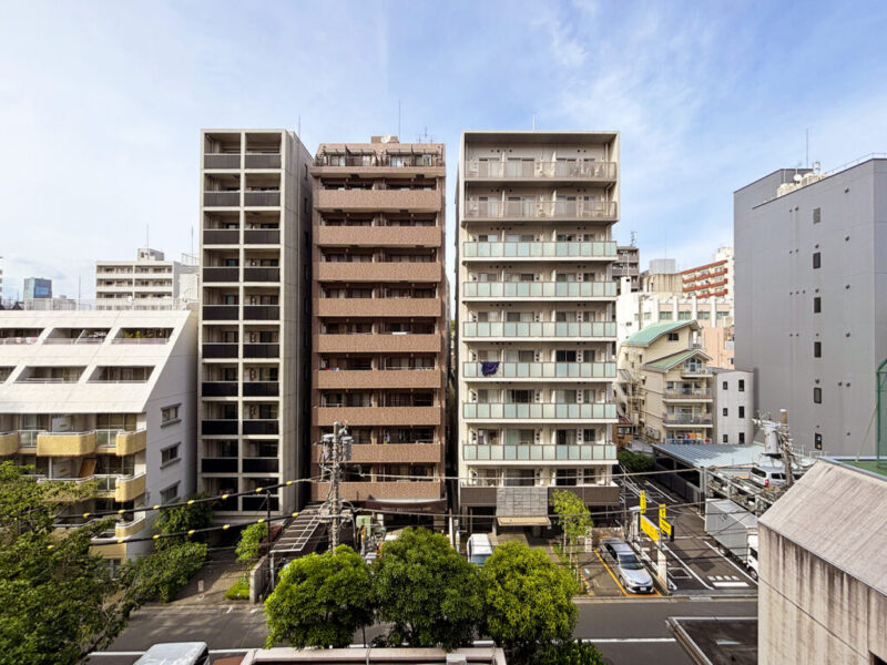 【住戸からの眺望】眼下は敷地内の駐車場などで、前面の建物まで距離も保たれ、開放感もある眺望です。