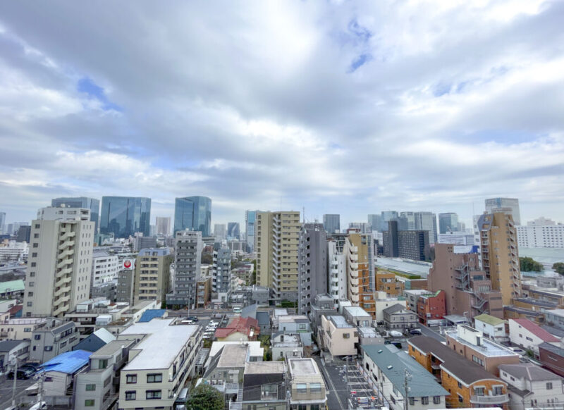 【住戸からの眺望】眼下は低層の建物が多く品川方面の高層ビル群まで抜けており、開放感たっぷりのパノラマビューです。夜には、美しい夜景が望めます。
