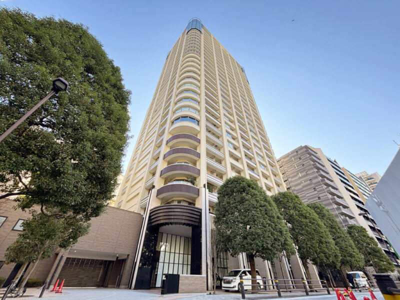 【外観】桜田通りより少し入った落ち着いたエリアに佇む、スタイリッシュなフォルムと品格ある佇まいが、邸宅としての存在感を際立たせます。2008年4月築、清水建設施工、三井不動産レジデンシャル旧分譲「パークコート」シリーズの地上32階建、総戸数231戸のハイグレードタワーレジデンスです。徒歩10分圏内に複数駅が集まり、東京メトロ日比谷線・銀座線、都営三田線などを使い分けられます。「銀座」「六本木」「日比谷」方面への移動にも便利です。「虎ノ門ヒルズ」や「麻布台ヒルズ」をはじめ、上質なショップやレストランが集まる都心の商業施設を身近に利用できます。「成城石井愛宕グリーンヒルズ店」など日常の買い物にも便利です。歴史ある「愛宕神社」や「芝公園」など、都心にありながら緑を身近に感じられる環境です。