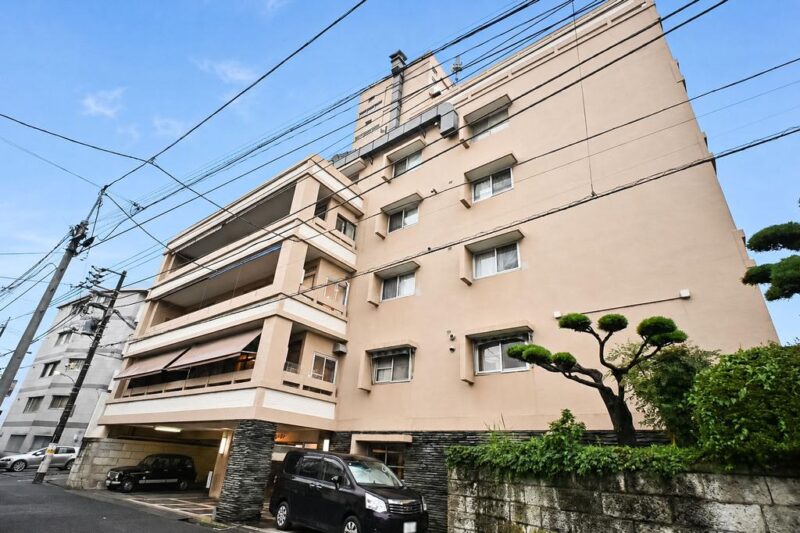 【外観】低層住宅が広がる南千束エリアに馴染む、落ち着いた佇まいが印象的。周辺環境との調和を感じられる外観です。1962年10月築、山一工建施工、アジタシオン旧分譲の地下1階付6階建、総戸数29戸のヴィンテージマンション。東急大井町線「北千束」駅をはじめ、「大岡山」駅や「洗足池」駅も徒歩圏内です。目黒線・大井町線・池上線を利用でき、都心方面への通勤はもちろん、「二子玉川」や「自由が丘」のショッピングやレジャーにも軽快にアクセスできます。「北千束」駅周辺には日々の買い物に便利なスーパーなどがあり、「大岡山」駅周辺には商店街や飲食店も充実しています。日常の買い物から外食まで、暮らしを支える利便施設が身近に揃う住環境です。豊かな自然に親しめる「洗足池公園」が身近にあり、四季折々の風景を楽しみながら散策やリフレッシュができます。学区域の区立小学校も近く、子育て世帯にも魅力的な住環境です。