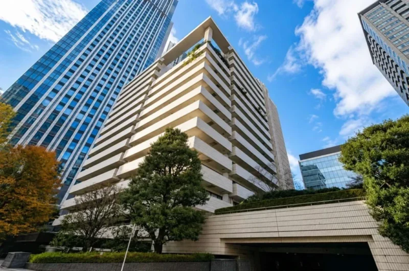 【外観】「建築家・黒川紀章氏」設計の重厚感のあるフォルムに豊かな植栽が彩りを添える、赤坂を代表するヴィンテージ邸宅。時を重ねた風格と品格が印象的な佇まいです。「溜池山王」駅から銀座線・南北線、「赤坂」駅から千代田線を利用できます。「六本木一丁目」駅も徒歩圏内にあり、複数路線を使い分けられる高い交通利便性が魅力です。「吉池 赤坂店」や24時間営業の「肉のハナマサ 赤坂店」をはじめ、日常の買い物に便利な店舗が身近に揃います。「赤坂Bizタワー」や「赤坂サカス」など、グルメやショッピングも徒歩圏で楽しめます。「氷川公園」や「檜町公園」など、散策やリフレッシュに適した緑地が身近。医療施設も周辺に揃っています。「赤坂」2丁目の都心の一等地ポジションに佇み、赤坂の華やぎと、都心邸宅地ならではの落ち着きを享受できる立地です。