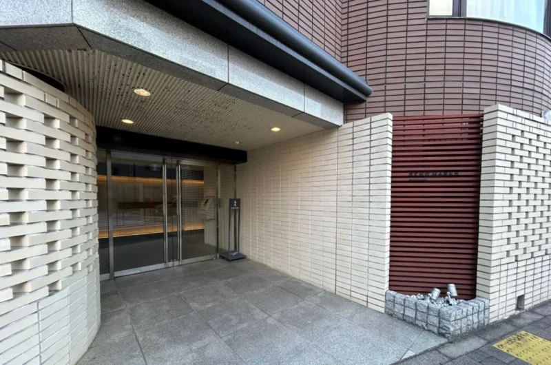 【エントランス】街並みに調和した端正な佇まいから、穏やかな住まいへと誘うエントランス。駅近という利便性を享受しながら、落ち着いた邸宅感を感じられる設えです。
