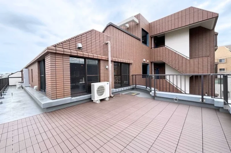 【ルーフバルコニー】広い空や心地良い風を感じながら、カフェタイムなど、リフレッシュや寛ぎのスペースとしてもゆったりお過ごし頂ける開放感たっぷりのルーフバルコニーです。