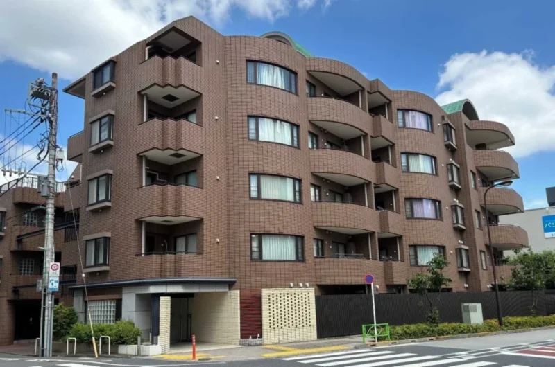 【外観】都心の住宅街に映える、ブラウンタイル張りの落ち着きのある低層フォルム。穏やかな住環境とプライベート性を享受できます。1996年2月築、三菱建物施工、コスモスイニシア旧分譲の地下1階地上5階建、総戸数24戸のレジデンス。最寄りの「西小山」駅へ徒歩2分という優れたアクセスが魅力です。さらに「武蔵小山」駅も徒歩圏内。東急目黒線を自在に使いこなせる、都心生活に適した交通利便性を備えています。駅周辺には「サミットストア 西小山店」「業務スーパー 西小山店」「東急ストアフードステーション 西小山店」などが徒歩3分圏内に揃い、日常の買い物に便利です。「武蔵小山」方面の商店街や商業施設も生活圏に収まり利便性の高い立地です。学区域の「向原小学校」などの教育施設が身近に揃い、子育て世帯にも嬉しい住環境です。緑豊かな「林試の森公園」も身近にあり、散策や休日のリフレッシュにも適しています。