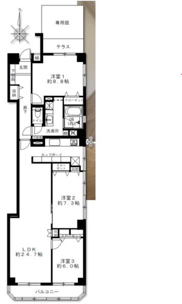 【間取り：3LDK】専有面積97.68㎡。約24.7帖のリビングダイニングキッチンに、約8.8帖・約7.3帖・約6.0帖の洋室があり、それぞれにクローゼットを備え、リビング・廊下に収納、玄関にシューズクローゼットを備え、収納も豊富です。専用庭とテラス付きの陽当たり良好な3方角住戸です。