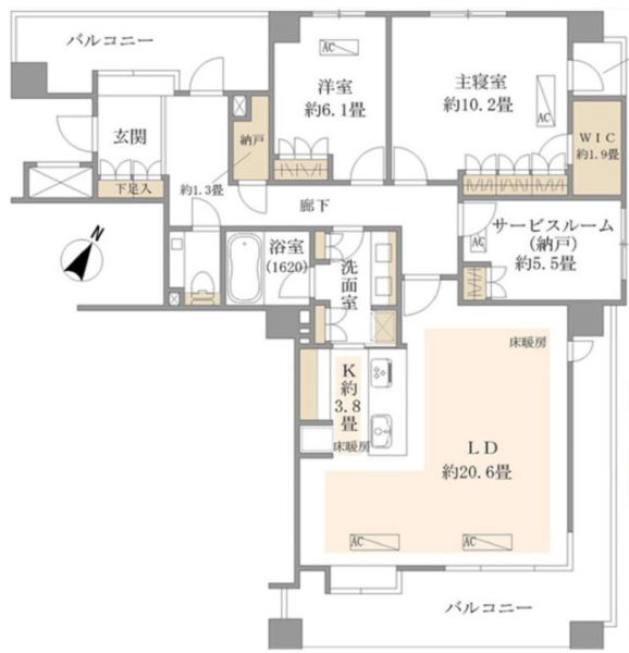 【間取り:2SLDK】専有面積113.01㎡、バルコニー面積33.29㎡。床暖房敷設の約20.6帖のリビングダイニングに約3.8帖のキッチン。ウォークインクローゼットとクローゼット付きの約10.2帖、クローゼット付きの約6.1帖の洋室、クローゼット付きのサービスルームがあります。キッチンにカップボード、洗面室にリネン庫や収納、廊下に約1.3帖の納戸、玄関にシューズクローゼットを備え、収納が豊富です。1620サイズのバスルーム、ダブルボウルの洗面室、専用手洗いスペース付きのトイレなど、水回りにもゆとりがあります。陽当たり・通風良好な3方角住戸です。
