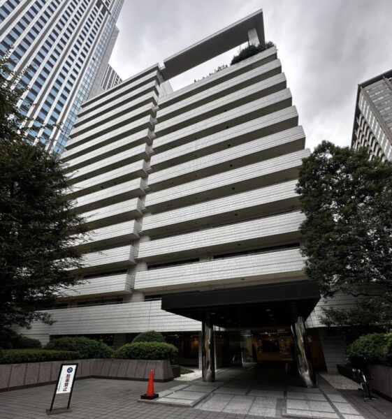 【外観】「建築家・黒川紀章氏」設計の重厚感のあるフォルムに豊かな植栽が彩りを添える、赤坂を代表するヴィンテージ邸宅。時を重ねた風格と品格が印象的な佇まいです。「溜池山王」駅から銀座線・南北線、「赤坂」駅から千代田線を利用できます。「六本木一丁目」駅も徒歩圏内にあり、複数路線を使い分けられる高い交通利便性が魅力です。「吉池 赤坂店」や24時間営業の「肉のハナマサ 赤坂店」をはじめ、日常の買い物に便利な店舗が身近に揃います。「赤坂Bizタワー」や「赤坂サカス」など、グルメやショッピングも徒歩圏で楽しめます。「氷川公園」や「檜町公園」など、散策やリフレッシュに適した緑地が身近。医療施設も周辺に揃っています。「赤坂」2丁目の都心の一等地ポジションに佇み、赤坂の華やぎと、都心邸宅地ならではの落ち着きを享受できる立地です。