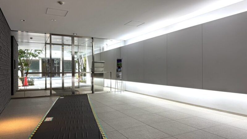 【エントランス】住まう方やゲストを迎えるエントランスは、邸宅としての品格を感じさせる空間です。洗練された外観デザインと調和し、帰宅するたびに心地よさと落ち着きを感じられる住まいを演出します。ダブルオートロックシステムを採用し、住まう方の安心に配慮したセキュリティ体制です。宅配ロッカーも備え、外出中の荷物の受け取りにも便利。都心での快適な暮らしをサポートします。