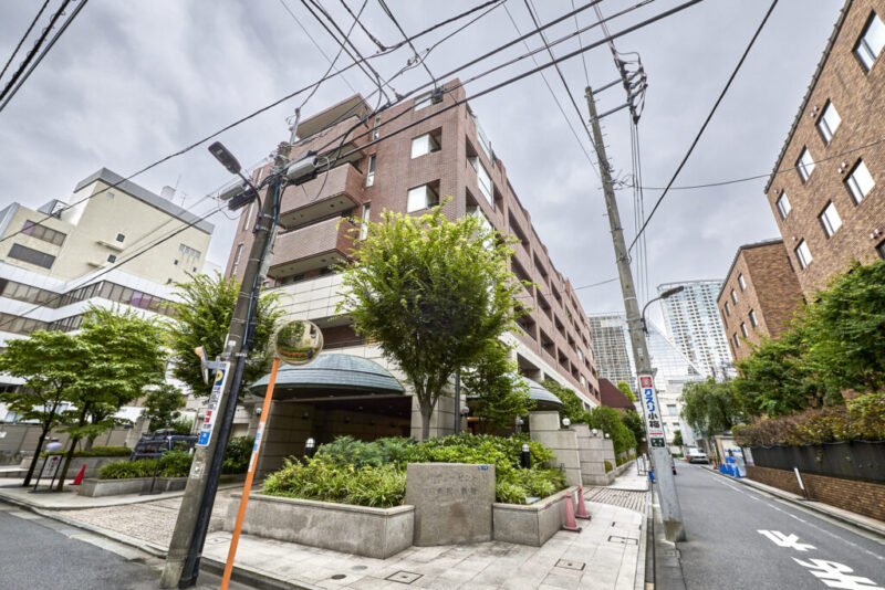 【外観】ブラウンタイルの重厚で端正なフォルムが印象的な外観です。赤坂の街並みに調和し、品格ある佇まいを演出しています。2001年3月築、前田建設施工、三井物産旧分譲の地下1階地上8階建、総戸数30戸のレジデンスです。赤坂の中でも閑静な新坂エリアに立地。高低差のある地形が、落ち着いた住環境を生み出しています。複数路線が交差する「青山一丁目」駅をはじめ、徒歩圏内に複数駅が点在しています。主要ビジネス街や商業エリアへ直結し、都心生活を快適に支えます。周辺にはコンビニや飲食店が点在し、赤坂・青山エリアならではの洗練された店舗が揃い、商業施設も徒歩圏で普段使いができ便利です。「青山公園」や「檜町公園」、「赤坂御用地」などの緑も身近で、都心にいながら潤いある暮らしが叶います。