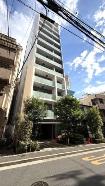 【外観】シャープで洗練されたフォルムが印象的な「ブランズ麻布十番」。都心の街並みに美しく調和する、東急不動産の「BRANZ」シリーズならではの上質感が魅力です。2011年12月築、清水建設施工、東急不動産旧分譲の地上12階建、総戸数29戸のレジデンス。「麻布十番」駅徒歩6分の利便性が魅力です。東京メトロ南北線と都営大江戸線を使い分けられ、通勤・通学はもちろん、休日のお出かけにも軽快なアクセスを実現します。「広尾」駅も徒歩圏内で、行動範囲が広がります。「麻布十番商店街」を生活圏に、食料品や日用品の買い物からグルメまで楽しめる環境です。「ナニワヤ」などのスーパーマーケットやコンビニエンスストアも身近にあり、都心での忙しい毎日を支える生活利便性が整っています。「港区立東町小学校」も近く、「有栖川宮記念公園」も徒歩圏内にあり、子育て世帯にも嬉しい住環境です。医療施設も身近に点在し、日々の暮らしを支えてくれます。