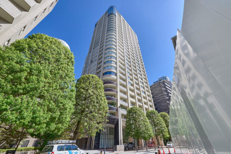【外観】桜田通りより少し入った落ち着いたエリアに佇む、スタイリッシュなフォルムと品格ある佇まいが、邸宅としての存在感を際立たせます。2008年4月築、清水建設施工、三井不動産レジデンシャル旧分譲「パークコート」シリーズの地上32階建、総戸数231戸のハイグレードタワーレジデンスです。徒歩10分圏内に複数駅が集まり、東京メトロ日比谷線・銀座線、都営三田線などを使い分けられます。「銀座」「六本木」「日比谷」方面への移動にも便利です。「虎ノ門ヒルズ」や「麻布台ヒルズ」をはじめ、上質なショップやレストランが集まる都心の商業施設を身近に利用できます。「成城石井愛宕グリーンヒルズ店」など日常の買い物にも便利です。歴史ある「愛宕神社」や「芝公園」など、都心にありながら緑を身近に感じられる環境です。