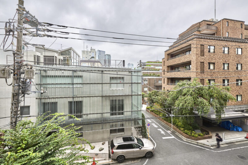 【住戸からの眺望】眼下は道路で、前面の建物まで距離が保たれているので陽光も注ぎ、周辺は低層の建物も多く開放感もあり、広い空も仰げる眺望です。
